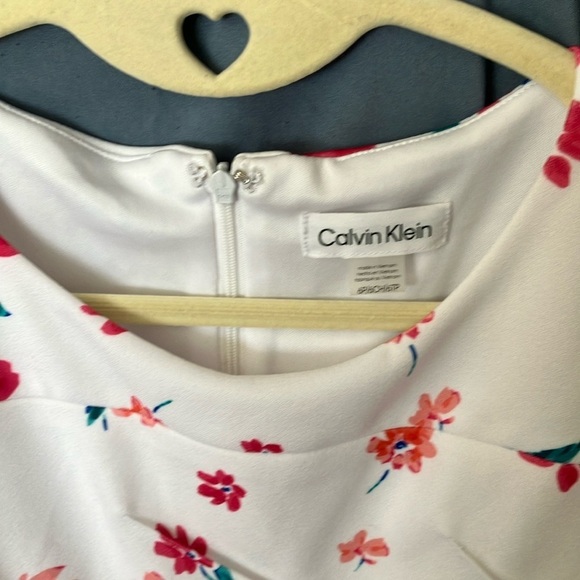 Calvin Klein: White Floral Ruched Sheath Dress: 6P - Picture 15 of 16
